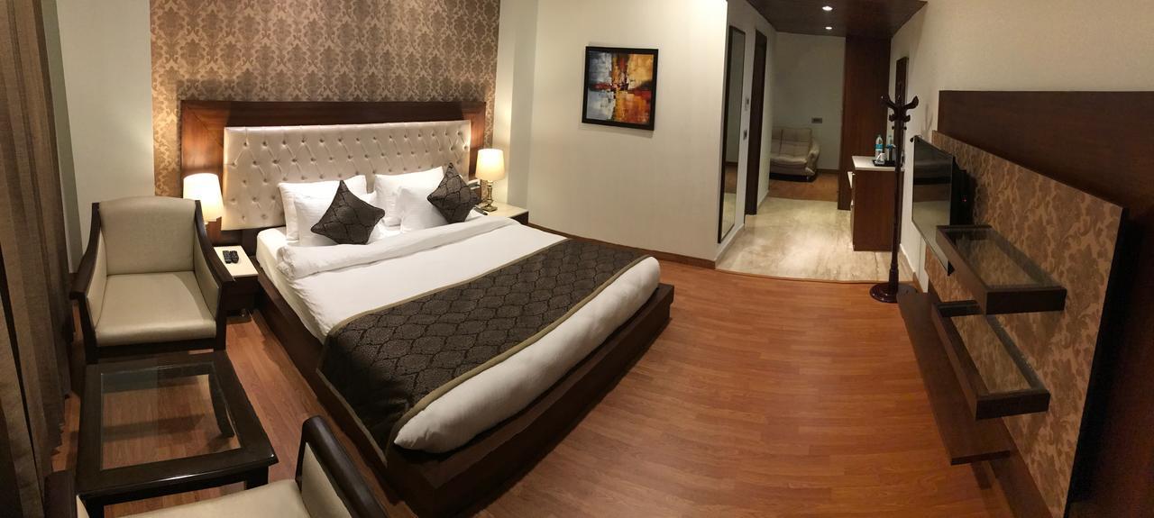 Hotel Imperia Suites Джаландхар Экстерьер фото