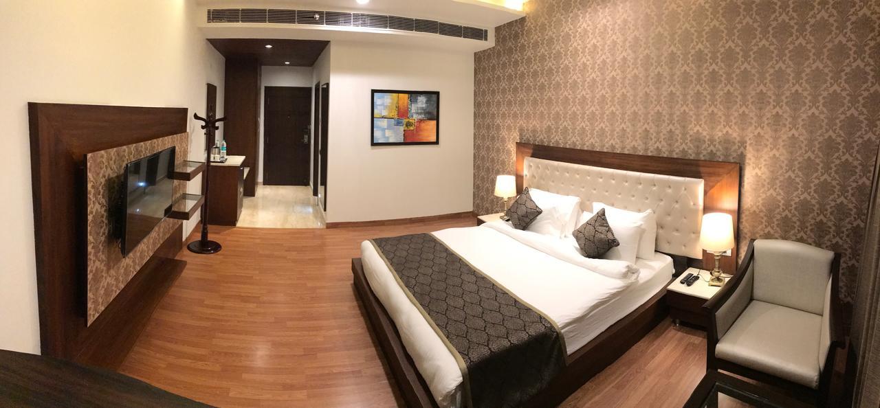 Hotel Imperia Suites Джаландхар Экстерьер фото